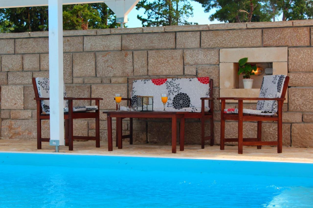 Bungalow Vice With Pool Pakostane Bagian luar foto