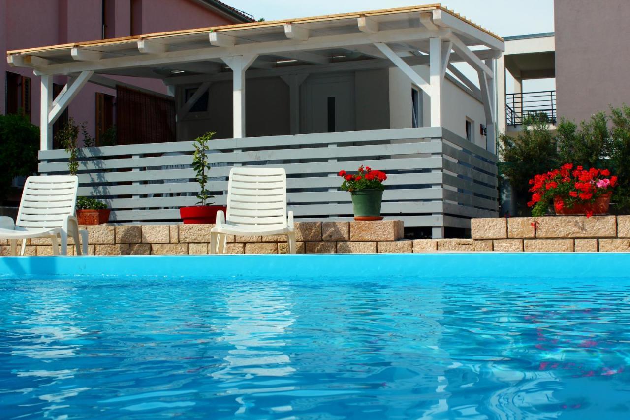 Bungalow Vice With Pool Pakostane Bagian luar foto