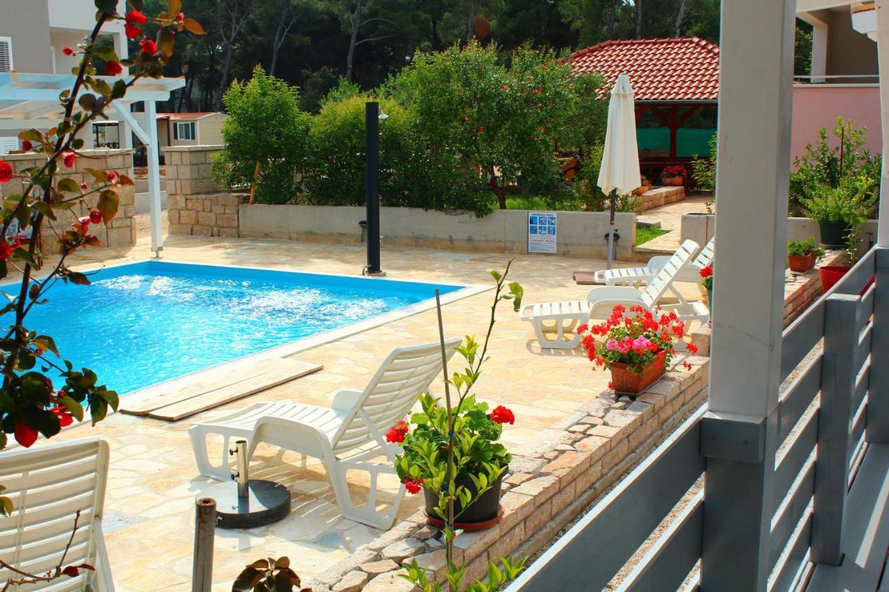 Bungalow Vice With Pool Pakostane Bagian luar foto